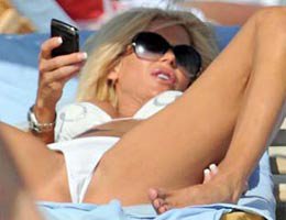 Victoria Silvestedt....SEZONUN İLK PLAJ ŞOVUNU YAPTI!...