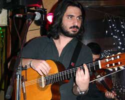 Şafak... FRANSIZ SOKAĞI'NDA MÜZİKSEVERLERLE BULUŞUYOR!