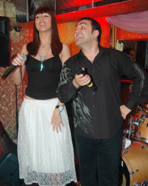 MAGAZİNKOLİK ÖZEL HABERİ...Ece Gürsel şarkıcılığa soyundu? "DENİZ"E "NAZİRE"!..