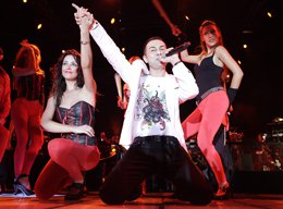 Serdar Ortaç.... BONUS KONSERLERİNE SAMSUN'DA START VERDİ...