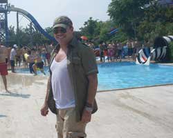 Fatih Ürek... HAVUZ BAŞINDA BİR KOMANDO!