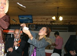 BÖYLE OLUR MANKENLİK AJANSININ YEMEĞİ!...