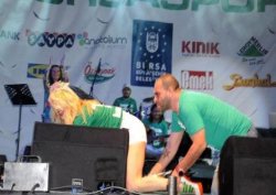 Hande Yener... SAHNEDE TİMSAH YÜRÜYÜŞÜ!