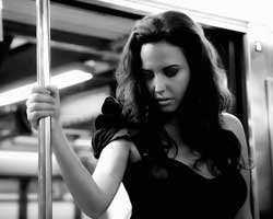 Ayşe Özyılmazel..." DÜZENİN MİNİK KUŞU BİR KADIN OLMAYACAĞIM!"