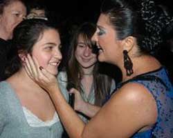 Sibel Can... KIZININ HASRETİNE DAYANAMADI!