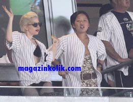 Lady Gaga..SÜTYEN-KÜLOT MAÇ İZLEDİ!...