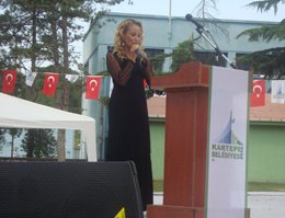 Sunucu Özlem Ören? FESTİVALDE ŞEHİTLERİMİZ İÇİN SİYAH GİYİNDİ?