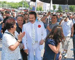Orhan Gencebay... TAKSİM MEYDANI'NDA HAYRANLARIYLA BULUŞTU!
