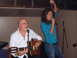 Zeynep Yılmaz-Bülent Özdemir? ÇİÇEĞİ BURNUNDA ŞARKICIYA USTA BESTECİDEN BÜYÜK DESTEK !..