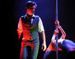 Teoman... DORA İLE SEKSİ DİREK DANSI KONSERE DAMGASINI VURDU!