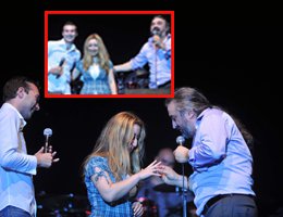 Volkan Konak... ARENA SAHNESİNDE NİŞAN YÜZÜĞÜ TAKTI !..