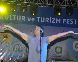 Murat Göğebakan... AŞK DOLU ŞARKILAR SÖYLEDİ!