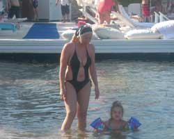 Hamiyet... MAYOSUNU GİYDİ, DENİZE İNDİ!