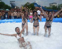 AQUA MARİNE'DE SABUN KÖPÜĞÜNDE FUTBOL!