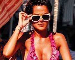 Özlem Yıldız... PEMBE BİKİNİSİYLE BODRUM'DA!