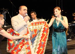 Funda Arar? SAHNEDE KİLİM HEDİYE EDİLDİ?