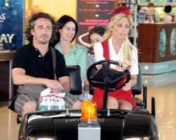 Defne Samyeli... KIZINI YAZ KAMPINA GÖTÜRDÜ!