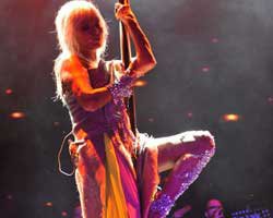 Ajda Pekkan... ÇUVALLA STRİPTİZ BORUSUNDA DANS!!