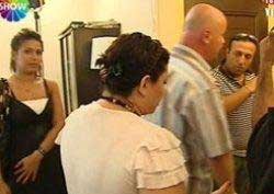 "Yemekteyiz"... EV SAHİBİ YARIŞMACILARI KAPI DIŞARI ATTI!