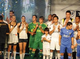 İŞTE FENERBAHÇE'NİN YENİ FORMALARI...