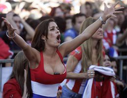 Larissa Riquelme...BAYRAĞIN ÖNÜNDE ÇIRILÇIPLAK !...