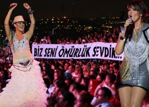 Gülben Ergen? HEM DİNLEYİCİSİ HEM DE "ÇOCUKLAR GÜLSÜN DİYE" PROJESİ İÇİN ARENA'DAYDI?