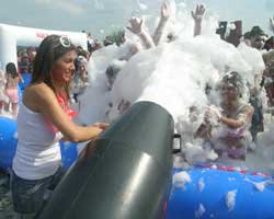 NADİDE SULTAN'DAN KÖPÜKLÜ ŞOV!