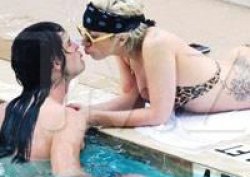 Lady Gaga... HAVUZ BAŞINDA AŞK!