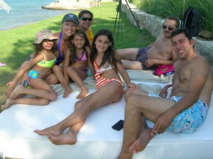 Emre Kınay- Erkan Can- Berna Laçin  ÜNLÜLER KIZLARIYLA BODRUM'DA TATİLDE