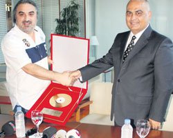 Volkan Konak... "MİMOZA"YLA PLATİN PLAK ALDI!