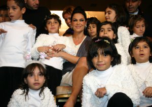 Hülya Avşar? DEPREMZEDE ÇOCUKLAR İÇİN PODYUMDA?