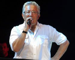 ZÜLFÜ LİVANELİ BODRUM'DAYDI