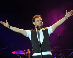 Yaşar...  HAYRANLARI "ESİR" OLDU!