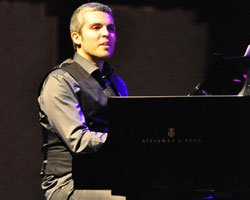 Emir Ersoy... ALBÜMÜNÜ SOKAK HAYVANLARINA İTHAF ETTİ!