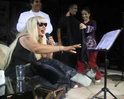 Zerrin Özer... KONSER ALANINA AMBULANSLA GELDİ, SAHNEYE SEDYEYLE ÇIKTI!