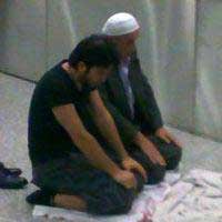 Nihat Doğan... HAVALİMANINDA NAMAZ!