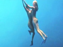 Kelly Brook ile Riley Steele... SUALTINDA ÇIRILÇIPLAK SEVİŞTİLER...