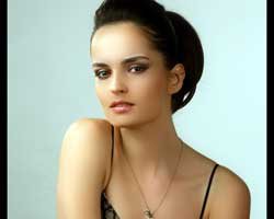 Selin Demiratar... GÖĞÜSLERİ SİLİKONLU "FAHRİYE ABLA"