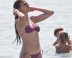 Naz Elmas... BU DEFA BİKİNİLİ GÖRÜNTÜLENDİ!