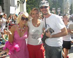 HAYVANLAR İÇİN SOYUNANLAR BİR TÜRLÜ GİYİNİP GELEMEDİLER...