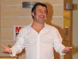 Veysel Diker... "TACETTİN"DEN MÜZİKLİ STAND-UP!