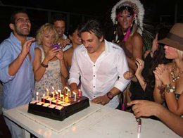 Kemal Başbuğ? KLİP YÖNETMENİNE KLİP GİBİ DOĞUM GÜNÜ PARTİSİ?