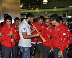 Hüsnü Şenlendirici... FUTBOLCULARI VUVUZELA İLE UĞURLADI!