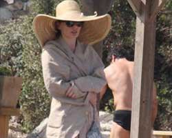 Nil Karaibrahimgil... GÜNEŞTEN Mİ SAKLANDI, PAPARAZİLERDEN Mİ?