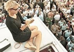 Ayşe Arman... MİNİ ETEKLE SEÇİM OTOBÜSÜNÜN ÜZERİNDE!