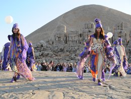 İ.A.Ü Moda Tasarım Bölümü efsane dağın zirvesinde?. NEMRUT'TA TARİHİ DEFİLE
