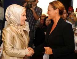 Hülya Avşar... PAKİSTAN'A 50 BİN TL YARDIM!