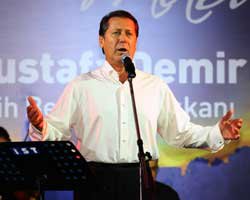 Ahmet Özhan... TURİSTLERDEN YOĞUN İLGİ!