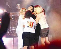 Tarkan... KIZLAR ÖPMEYE DOYAMADI!