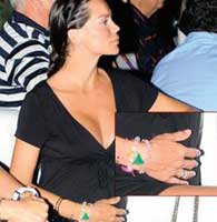 Ebru Şallı... KENDİ 29, ELLERİ 50 YAŞINDA!